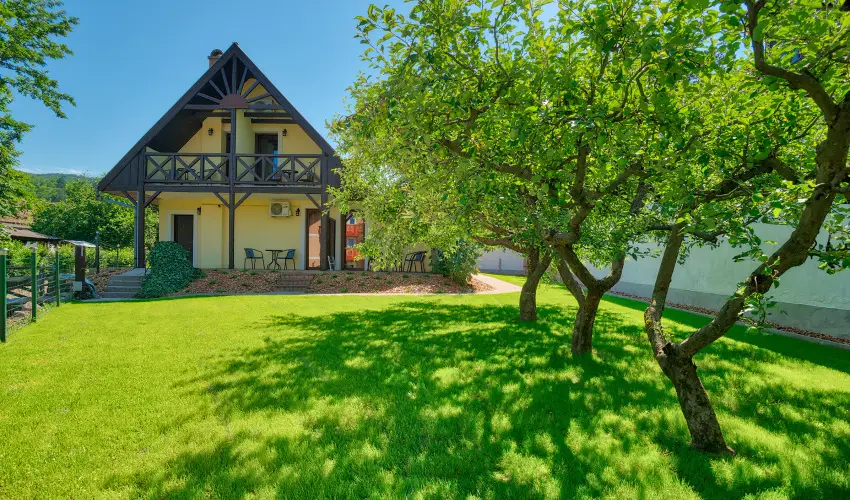 Honti Panzi� Visegr�d - Kedvezm�nyes �r csal�dok r�sz�reak (1 �jt�l)