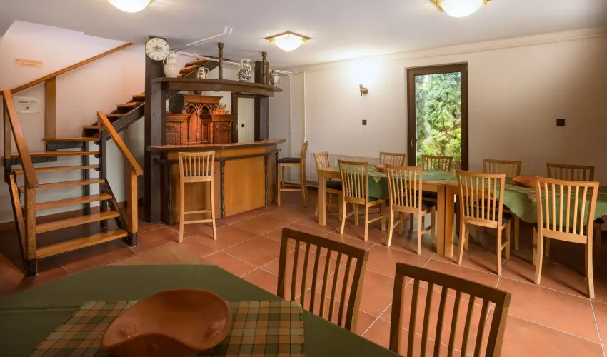 Honti Panzi� Visegr�d - Kedvezm�nyes �r csal�dok r�sz�reak (1 �jt�l)