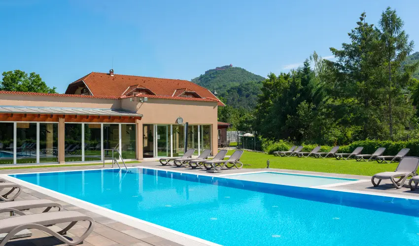 Honti Panzi� Visegr�d - Kedvezm�nyes �r csal�dok r�sz�reak (1 �jt�l)