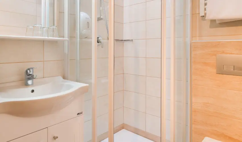 Honti Panzi� Visegr�d - Kedvezm�nyes �r csal�dok r�sz�reak (1 �jt�l)