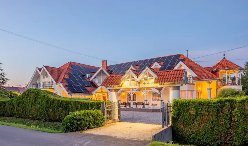 Admiral Family Resort Keszthely - Kedvezm�nyes �r csal�dok r�sz�reak reggelis ell�t�ssal (1 �jt�l)