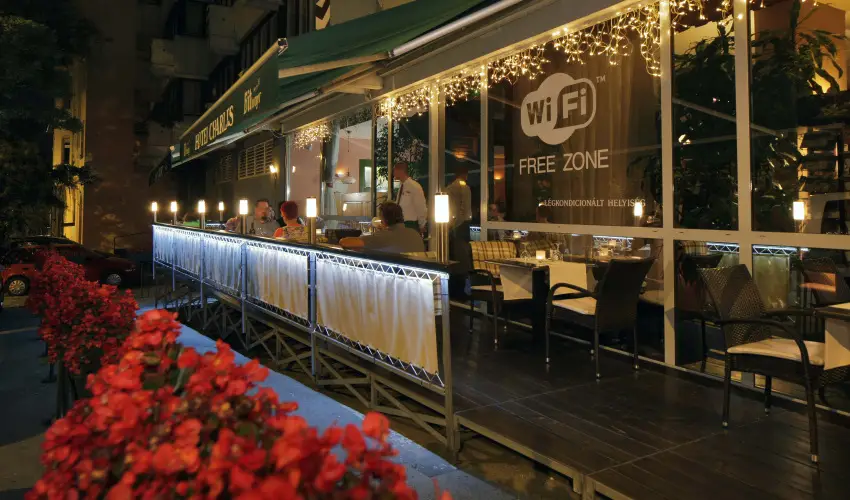Hotel Charles Budapest - Vissza nem t�r�tend� �r reggelivel 