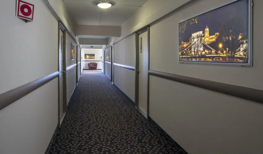 Hotel Charles Budapest - Vissza nem t�r�tend� �r reggelivel 