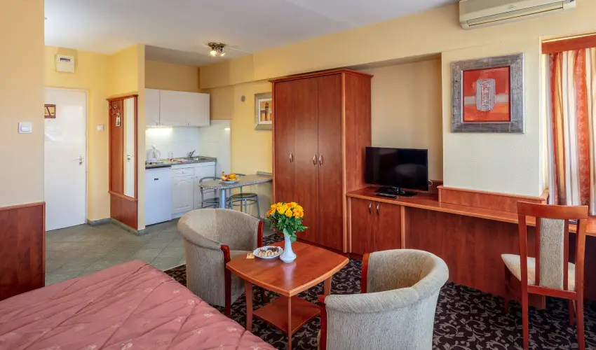 Hotel Charles Budapest - Vissza nem t�r�tend� �r reggelivel 