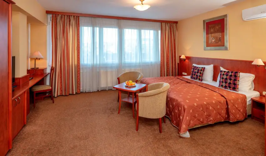 Hotel Charles Budapest - Vissza nem t�r�tend� �r reggelivel 