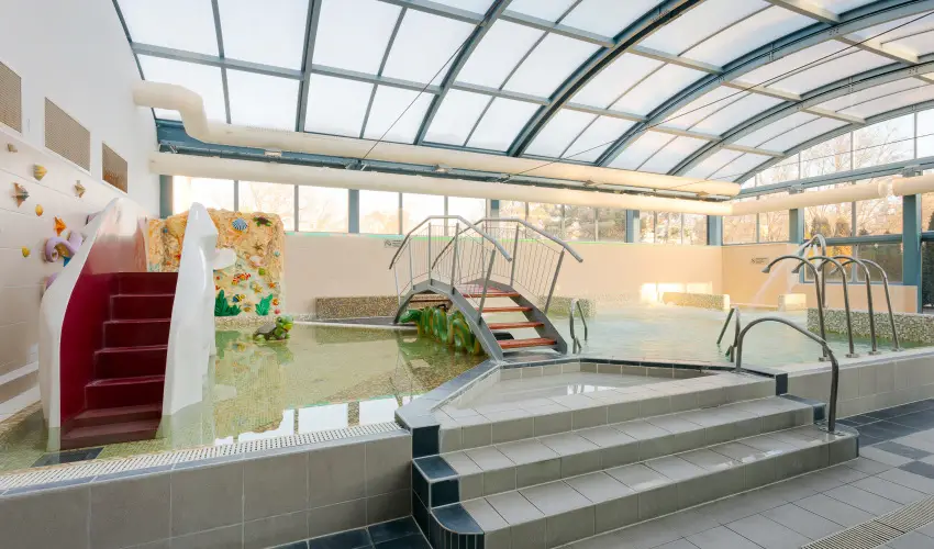 Hotel Eger & Park Eger - Laz�t� h�tk�znapok, egri bork�stol�val, f�rd�bel�p�vel! (min. 2 �j)