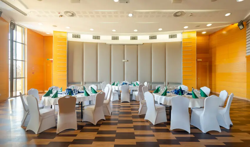 Hotel Eger & Park Eger - Laz�t� h�tk�znapok, egri bork�stol�val, f�rd�bel�p�vel! (min. 2 �j)