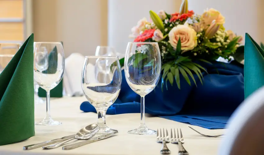 Hotel Eger & Park Eger - Laz�t� h�tk�znapok, egri bork�stol�val, f�rd�bel�p�vel! (min. 2 �j)