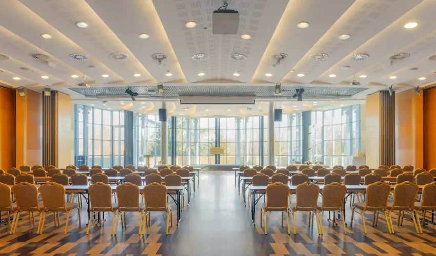 Hotel Eger & Park Eger - Laz�t� h�tk�znapok, egri bork�stol�val, f�rd�bel�p�vel! (min. 2 �j)