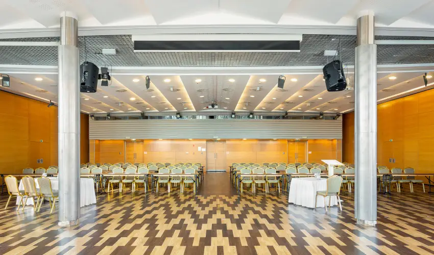 Hotel Eger & Park Eger - Laz�t� h�tk�znapok, egri bork�stol�val, f�rd�bel�p�vel! (min. 2 �j)