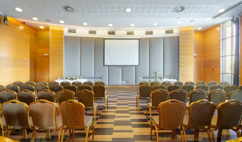 Hotel Eger & Park Eger - Laz�t� h�tk�znapok, egri bork�stol�val, f�rd�bel�p�vel! (min. 2 �j)