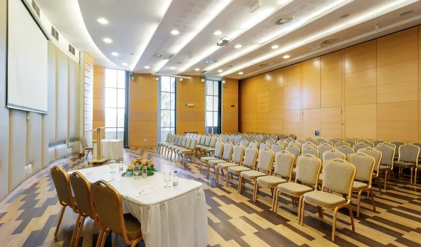 Hotel Eger & Park Eger - Laz�t� h�tk�znapok, egri bork�stol�val, f�rd�bel�p�vel! (min. 2 �j)