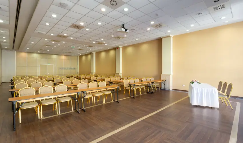 Hotel Eger & Park Eger - Laz�t� h�tk�znapok, egri bork�stol�val, f�rd�bel�p�vel! (min. 2 �j)