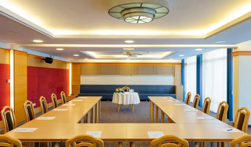 Hotel Eger & Park Eger - Laz�t� h�tk�znapok, egri bork�stol�val, f�rd�bel�p�vel! (min. 2 �j)