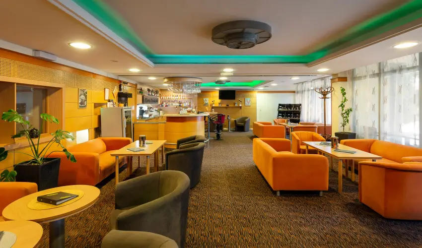 Hotel Eger & Park Eger - Laz�t� h�tk�znapok, egri bork�stol�val, f�rd�bel�p�vel! (min. 2 �j)