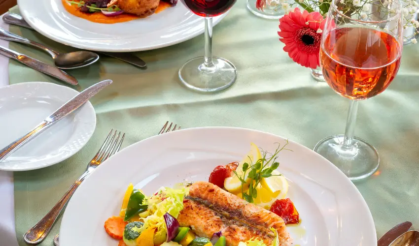 Hotel Eger & Park Eger - Laz�t� h�tk�znapok, egri bork�stol�val, f�rd�bel�p�vel! (min. 2 �j)