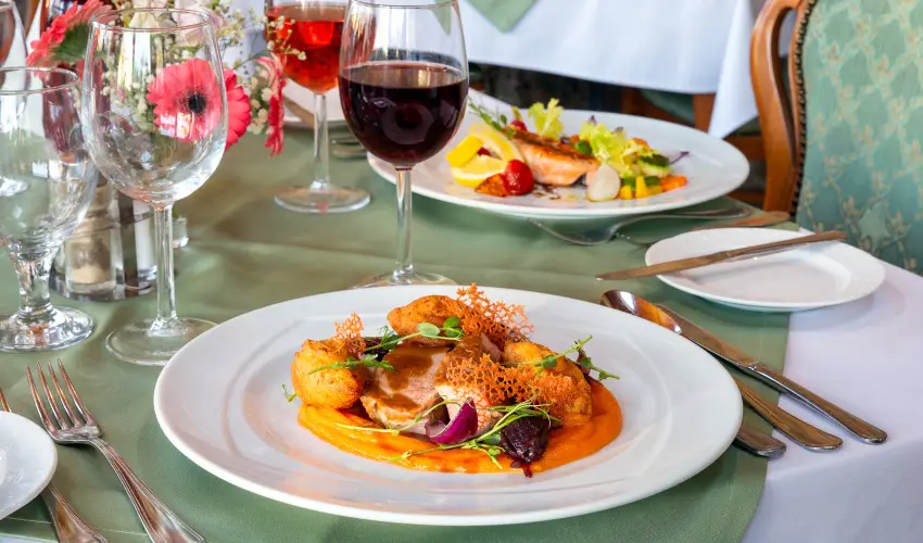 Hotel Eger & Park Eger - Laz�t� h�tk�znapok, egri bork�stol�val, f�rd�bel�p�vel! (min. 2 �j)