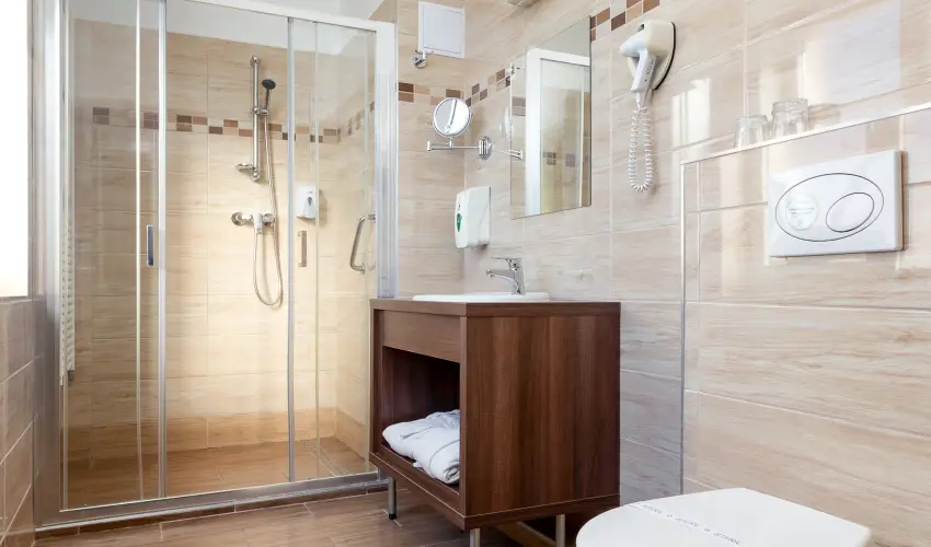 Hotel Eger & Park Eger - Laz�t� h�tk�znapok, egri bork�stol�val, f�rd�bel�p�vel! (min. 2 �j)