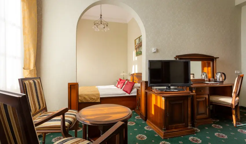 Hotel Eger & Park Eger - Laz�t� h�tk�znapok, egri bork�stol�val, f�rd�bel�p�vel! (min. 2 �j)