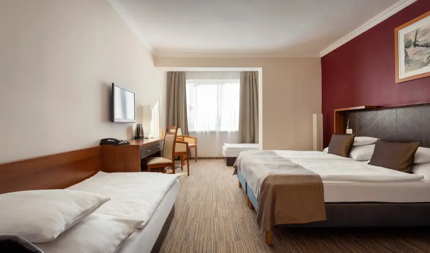 Hotel Eger & Park Eger - Laz�t� h�tk�znapok, egri bork�stol�val, f�rd�bel�p�vel! (min. 2 �j)