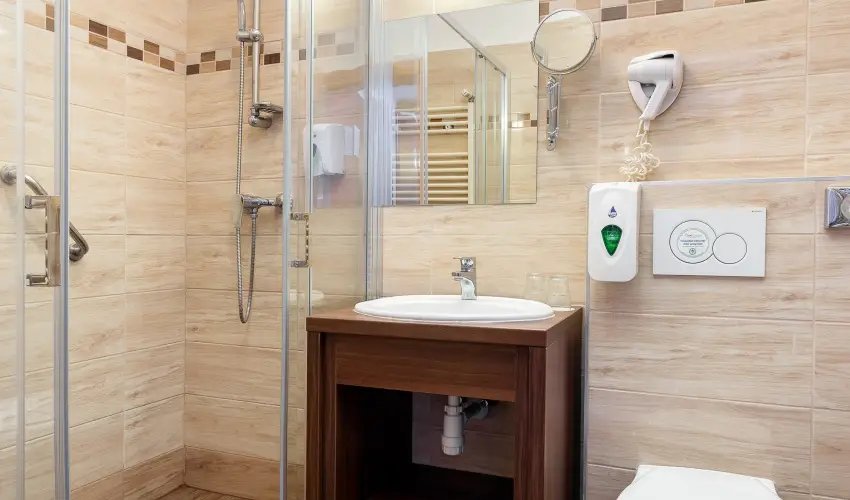 Hotel Eger & Park Eger - Laz�t� h�tk�znapok, egri bork�stol�val, f�rd�bel�p�vel! (min. 2 �j)