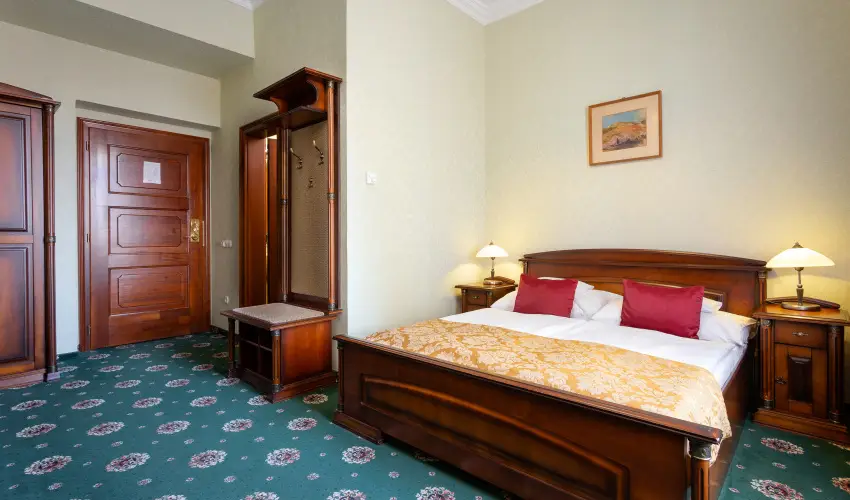 Hotel Eger & Park Eger - Laz�t� h�tk�znapok, egri bork�stol�val, f�rd�bel�p�vel! (min. 2 �j)