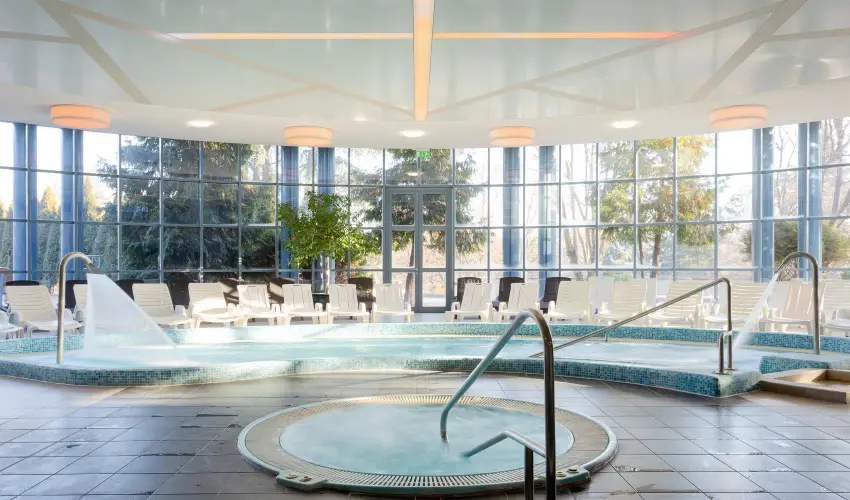 Hotel Eger & Park Eger - Laz�t� h�tk�znapok, egri bork�stol�val, f�rd�bel�p�vel! (min. 2 �j)