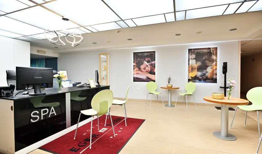 Hotel Eger & Park Eger - Laz�t� h�tk�znapok, egri bork�stol�val, f�rd�bel�p�vel! (min. 2 �j)