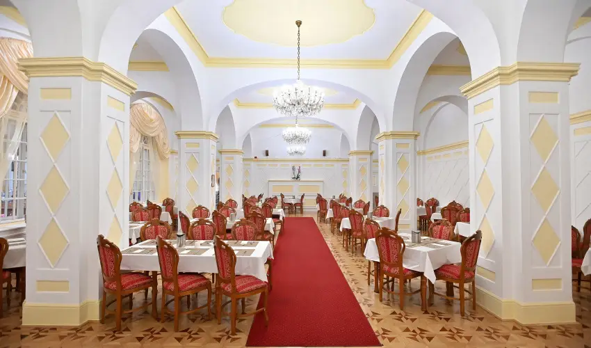 Hotel Eger & Park Eger - Laz�t� h�tk�znapok, egri bork�stol�val, f�rd�bel�p�vel! (min. 2 �j)