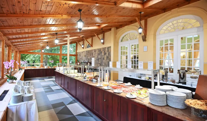 Hotel Eger & Park Eger - Laz�t� h�tk�znapok, egri bork�stol�val, f�rd�bel�p�vel! (min. 2 �j)