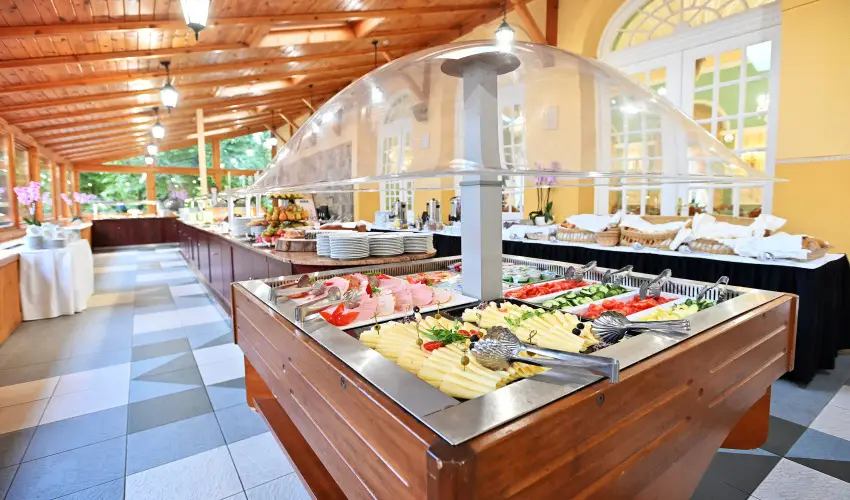 Hotel Eger & Park Eger - Laz�t� h�tk�znapok, egri bork�stol�val, f�rd�bel�p�vel! (min. 2 �j)