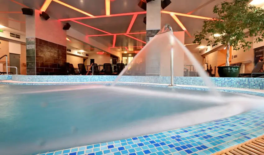 Hotel Eger & Park Eger - Laz�t� h�tk�znapok, egri bork�stol�val, f�rd�bel�p�vel! (min. 2 �j)