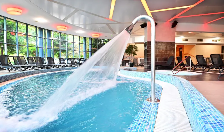 Hotel Eger & Park Eger - Laz�t� h�tk�znapok, egri bork�stol�val, f�rd�bel�p�vel! (min. 2 �j)