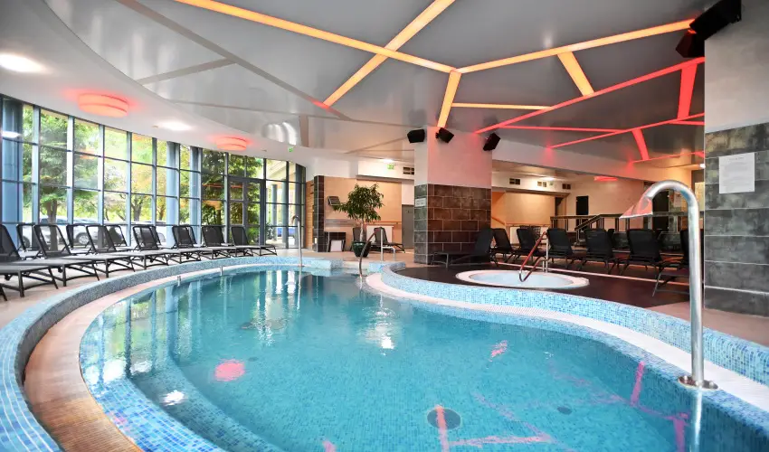 Hotel Eger & Park Eger - Laz�t� h�tk�znapok, egri bork�stol�val, f�rd�bel�p�vel! (min. 2 �j)