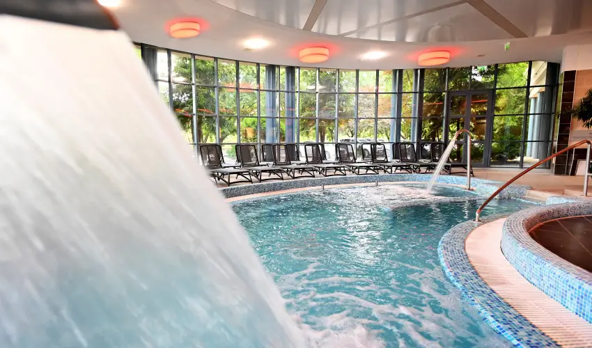 Hotel Eger & Park Eger - Laz�t� h�tk�znapok, egri bork�stol�val, f�rd�bel�p�vel! (min. 2 �j)