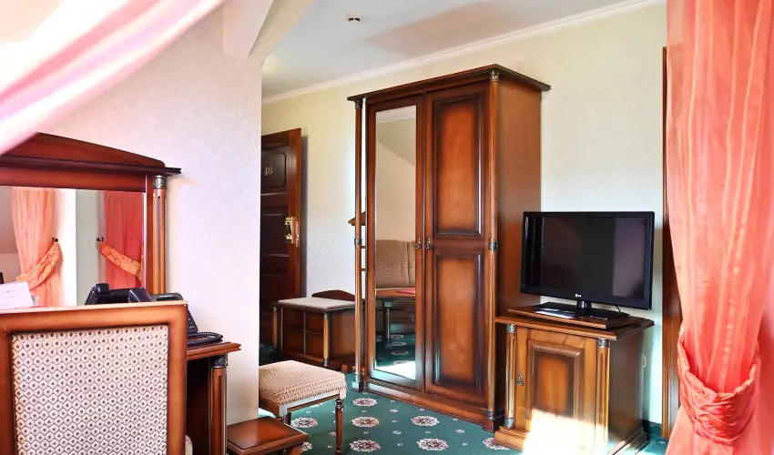 Hotel Eger & Park Eger - Laz�t� h�tk�znapok, egri bork�stol�val, f�rd�bel�p�vel! (min. 2 �j)