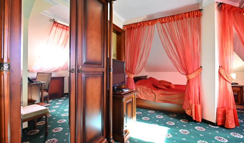 Hotel Eger & Park Eger - Laz�t� h�tk�znapok, egri bork�stol�val, f�rd�bel�p�vel! (min. 2 �j)