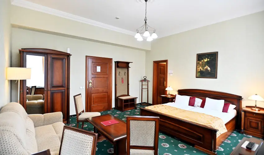 Hotel Eger & Park Eger - Laz�t� h�tk�znapok, egri bork�stol�val, f�rd�bel�p�vel! (min. 2 �j)