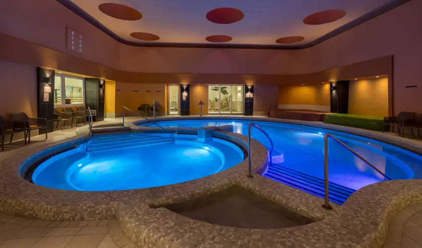 Hunguest Hotel Fl�ra Eger - Okt�ber 23. hossz� h�tv�ge (min. 3 �j)