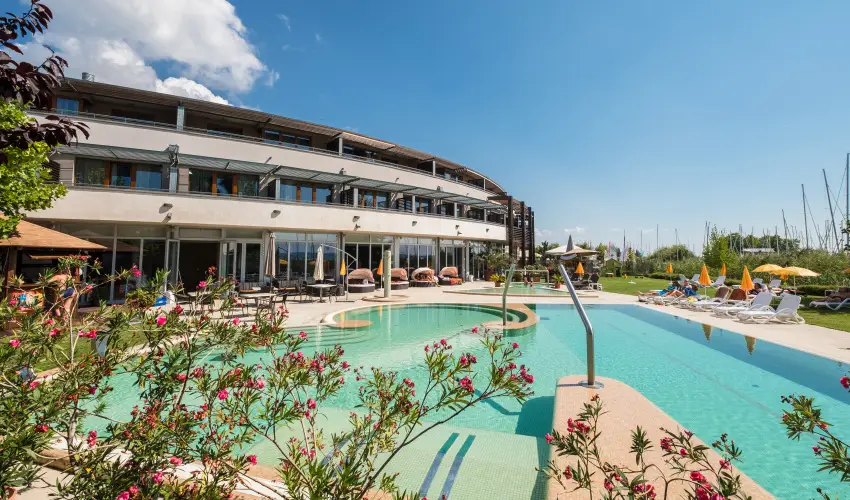 Hotel Golden Lake Resort Balatonfred - Kedvezmnyes r csaldok rszre flpanzis elltssal (1 jtl)