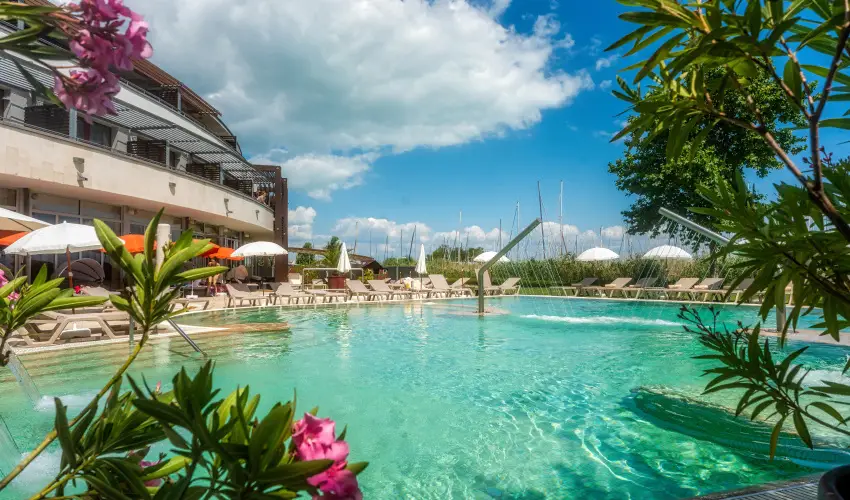 Hotel Golden Lake Resort Balatonfred - Kedvezmnyes r csaldok rszre flpanzis elltssal (1 jtl)