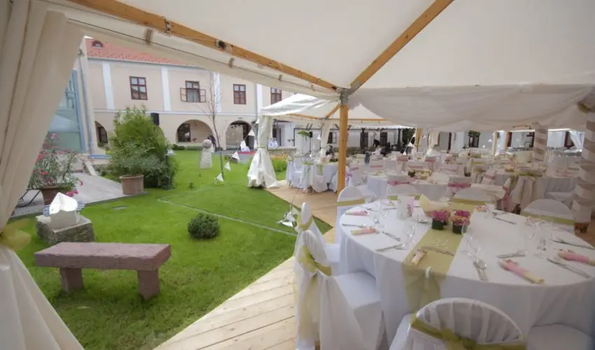 Hotel Historia & Historante Veszprm - Kedvezmnyes r csaldok rszreak reggelis elltssal (1 jtl)