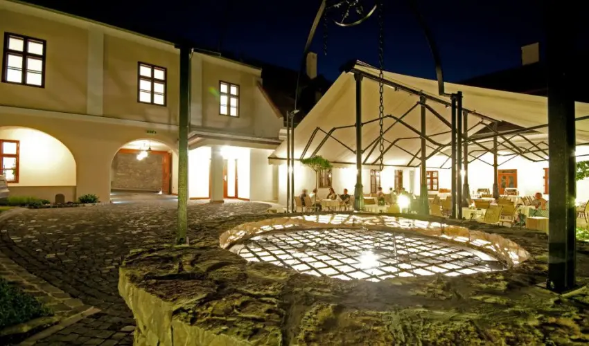 Hotel Historia & Historante Veszprm - Kedvezmnyes r csaldok rszreak reggelis elltssal (1 jtl)