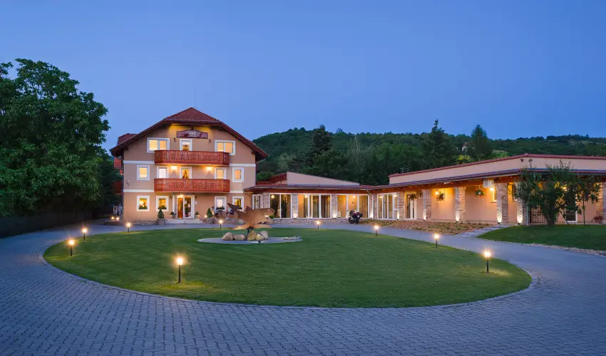 Hotel Honti Wellness s Konferencia Szlloda Visegrd - Kedvezmnyes r csaldok rszreak reggelis elltssal (1 jtl)