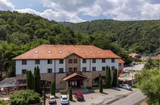 Hotel Hunor - Kedvezm�nyes �r csal�dok r�sz�reak
