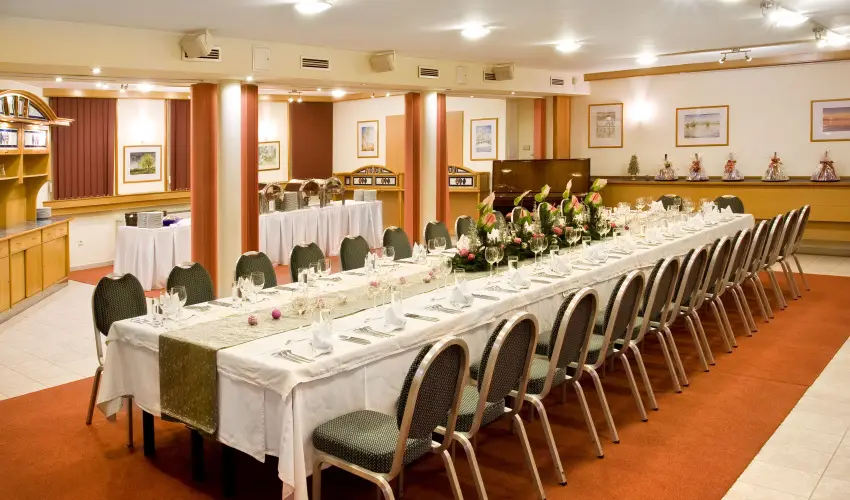Hotel K�lv�ria Gy�r - Kedvezm�nyes �r csal�dok r�sz�reak reggelis ell�t�ssal (1 �jt�l)