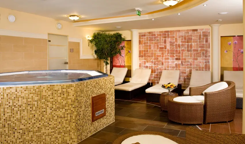 Hotel K�lv�ria Gy�r - Kedvezm�nyes �r csal�dok r�sz�reak reggelis ell�t�ssal (1 �jt�l)