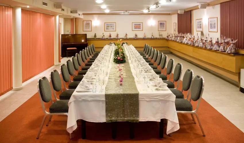 Hotel K�lv�ria Gy�r - Kedvezm�nyes �r csal�dok r�sz�reak reggelis ell�t�ssal (1 �jt�l)