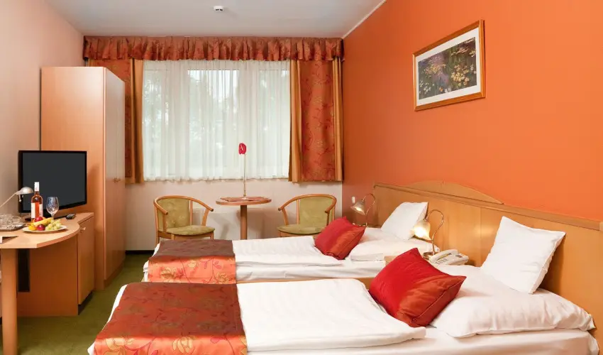Hotel K�lv�ria Gy�r - Kedvezm�nyes �r csal�dok r�sz�reak reggelis ell�t�ssal (1 �jt�l)