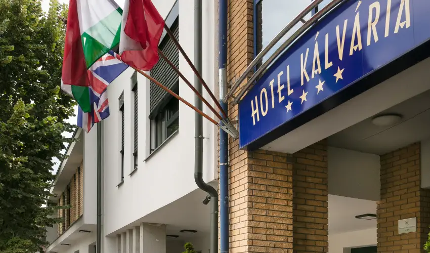 Hotel K�lv�ria Gy�r - Kedvezm�nyes �r csal�dok r�sz�reak reggelis ell�t�ssal (1 �jt�l)